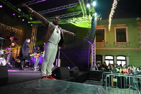 Temperamentna Tanja Žagar je razgrela kamniško publiko za najdaljšo noč v letu in silvestrovanje v centru Pravljičnega Kamnika (42)